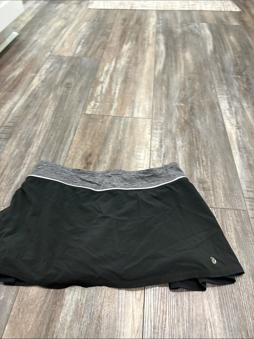 LULULEMON Black & Gray Ruffle Skirt Size 6